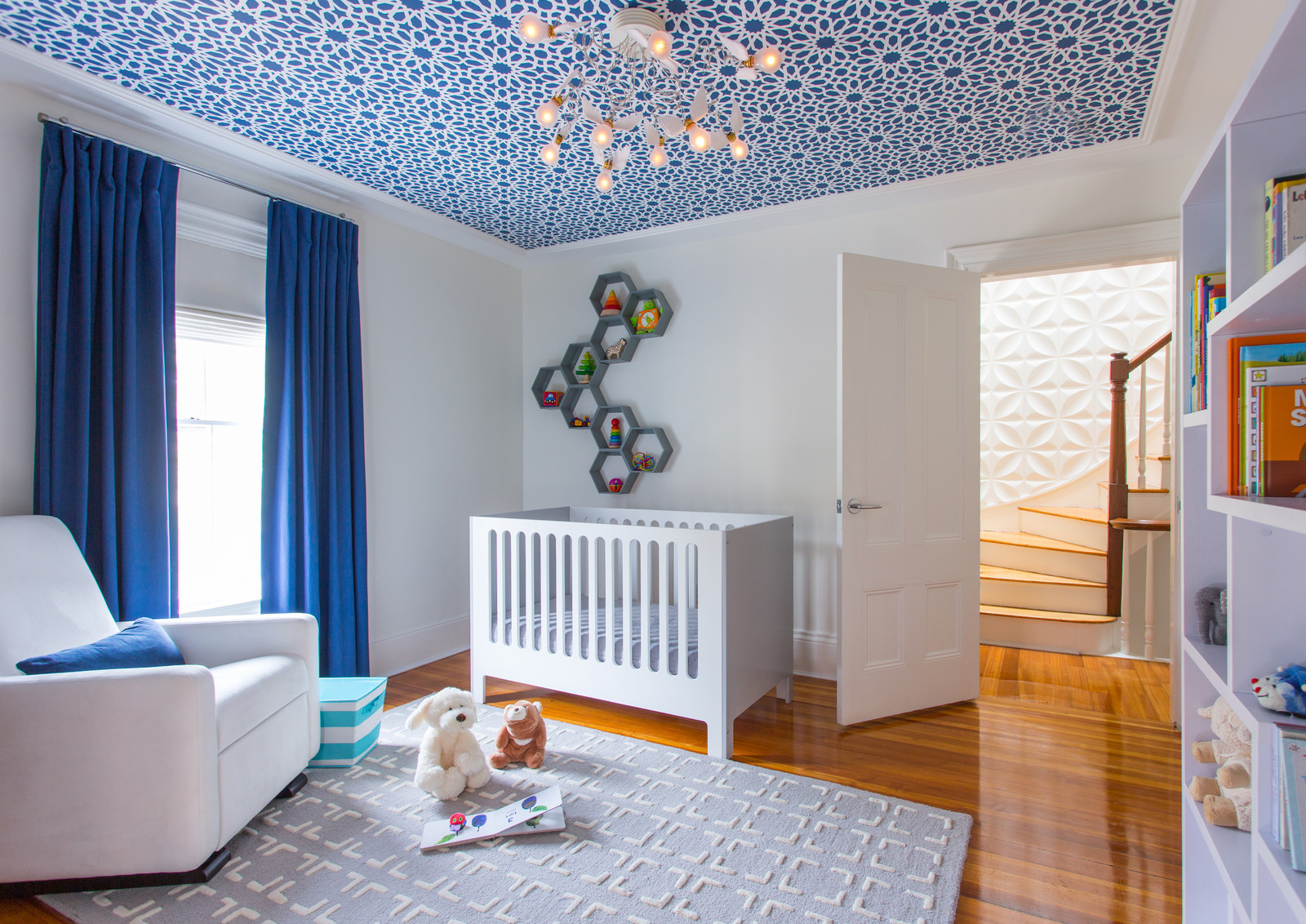 Инструкция Houzz: Как клеить обои на потолок