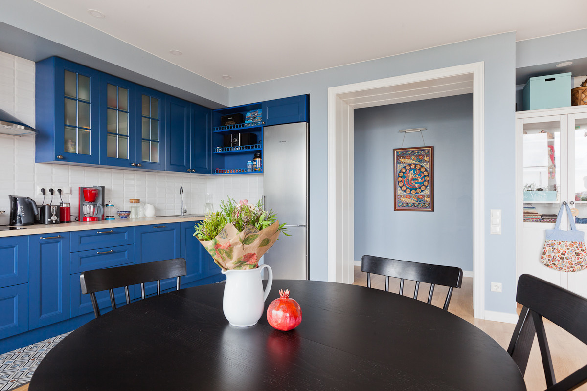 Houzz тур: Квартира со стенами цвета неба и «тропической» детской