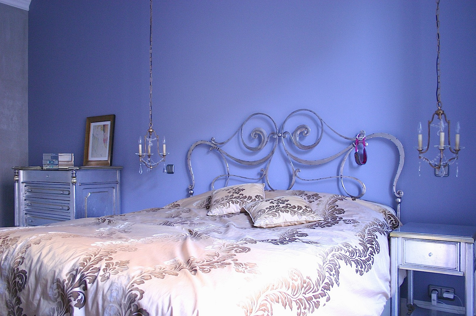 Houzz тур: Серебристая мебель на фоне бетонных стен