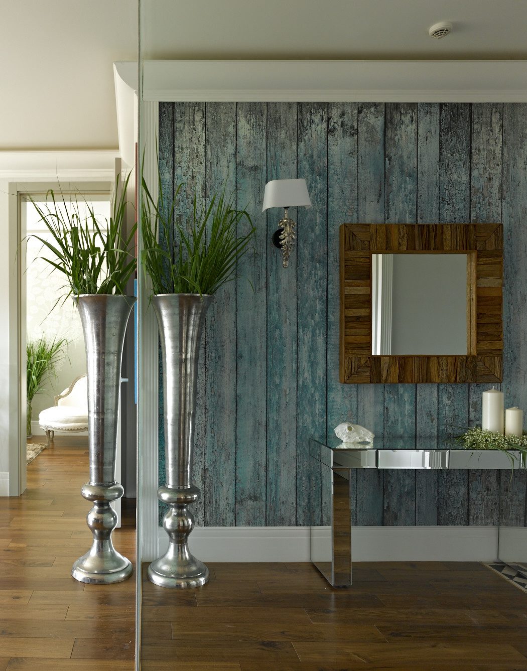 Houzz тур: Квартира с современной живописью и высокими вазами