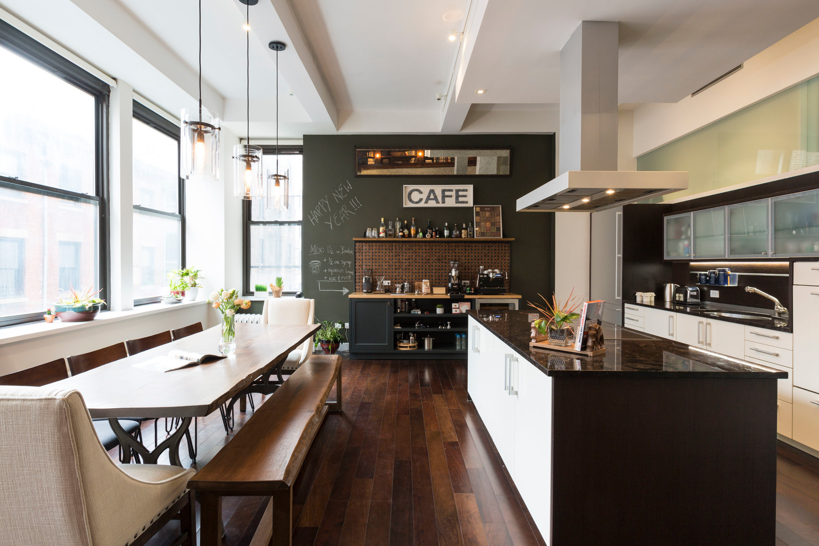 Houzz США: Квартира для холостяка, вдохновленная кофе и путешествиями
