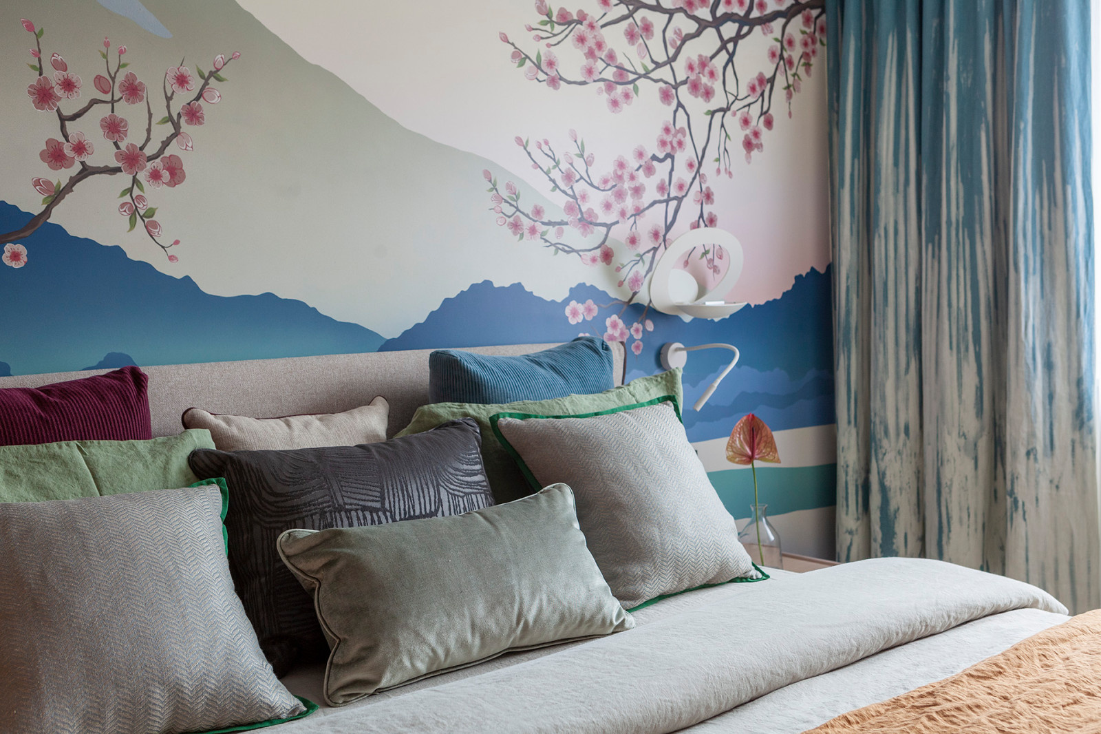 Houzz тур: Квартира с цветущей сакурой на фоне Фудзи в спальне