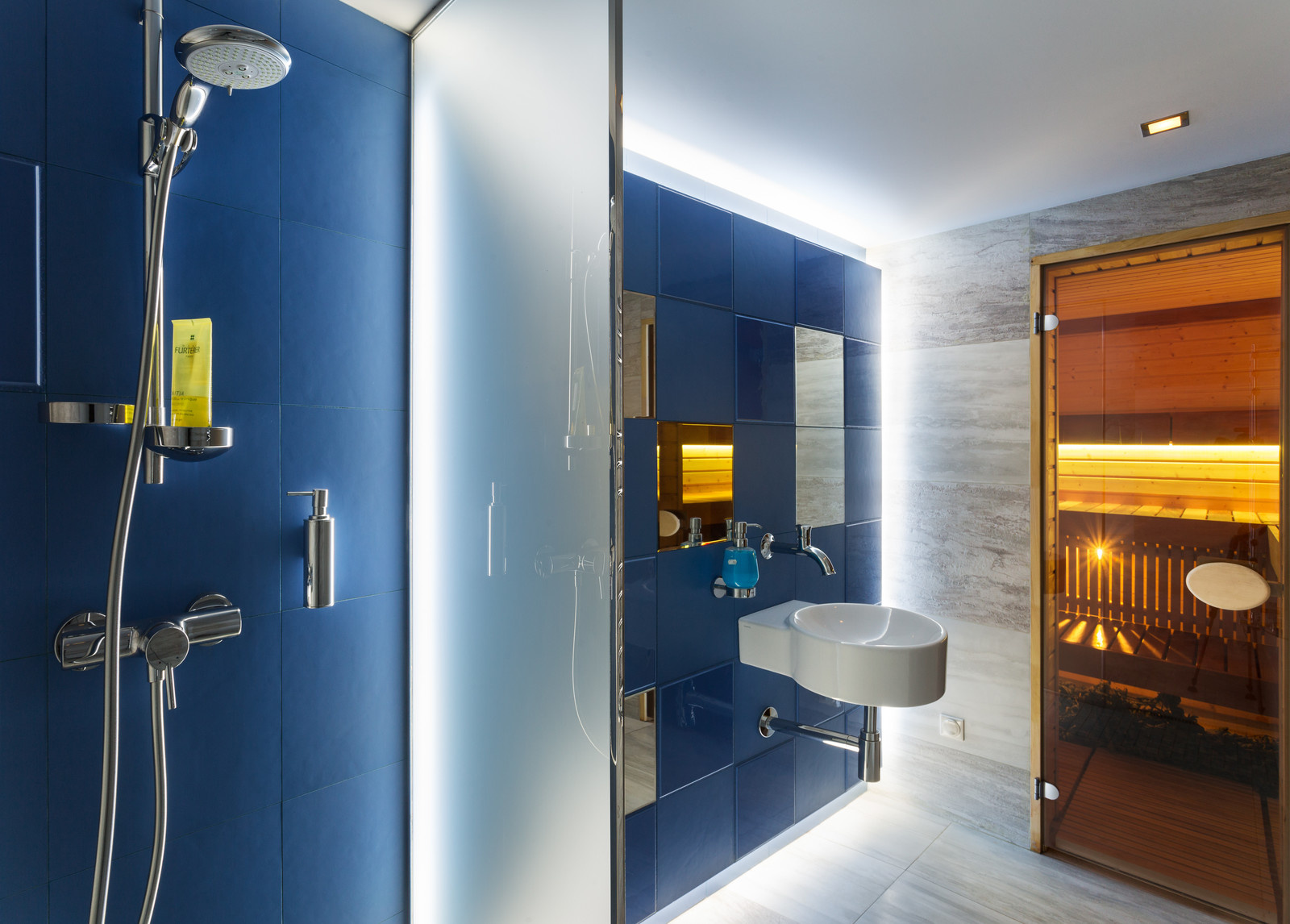 Обложка статьи: Houzz Украина: Дом для холостяка с камином и СПА-зоной