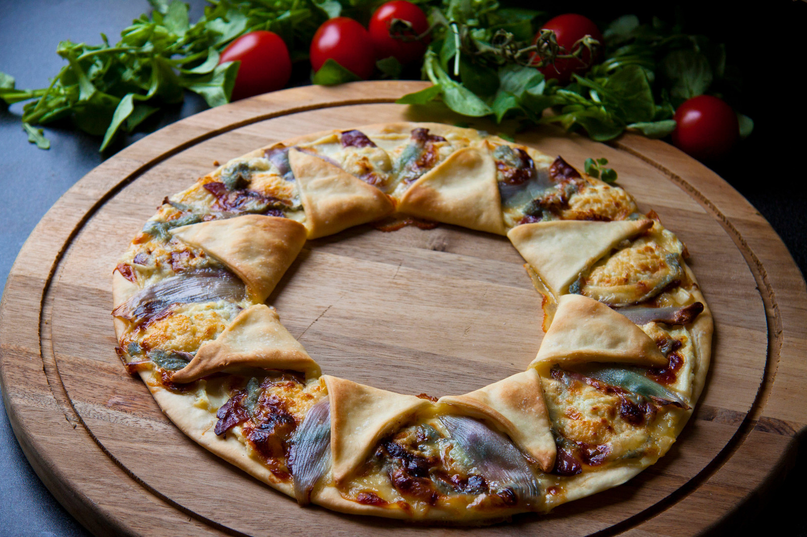 DIY: Пицца по-французски в форме звезды с копченой уткой