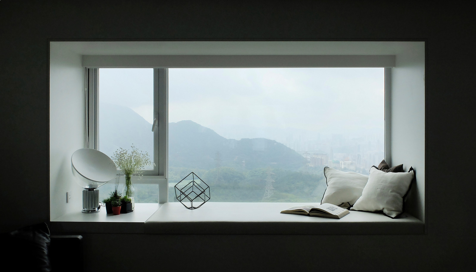 Houzz Гонконг: Свет и панорамные виды в минималистичной квартире