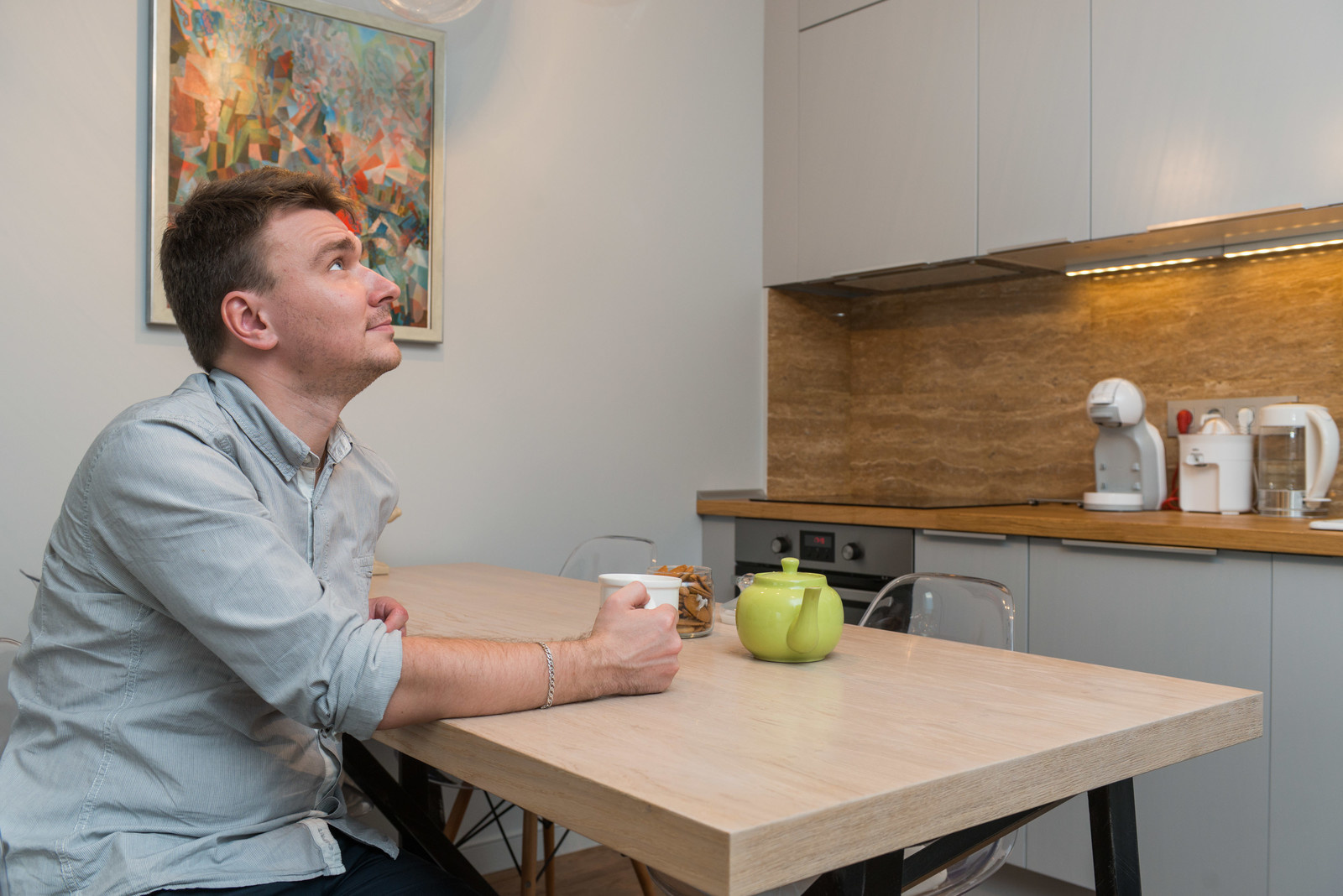 Обложка статьи: В гостях: Квартира в нейтральных тонах, отделанная деревом и туфом