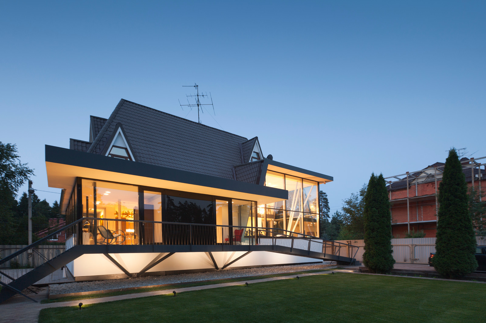 Houzz тур: Дом под Москвой с оригинальным пандусом и винтовой лестницей