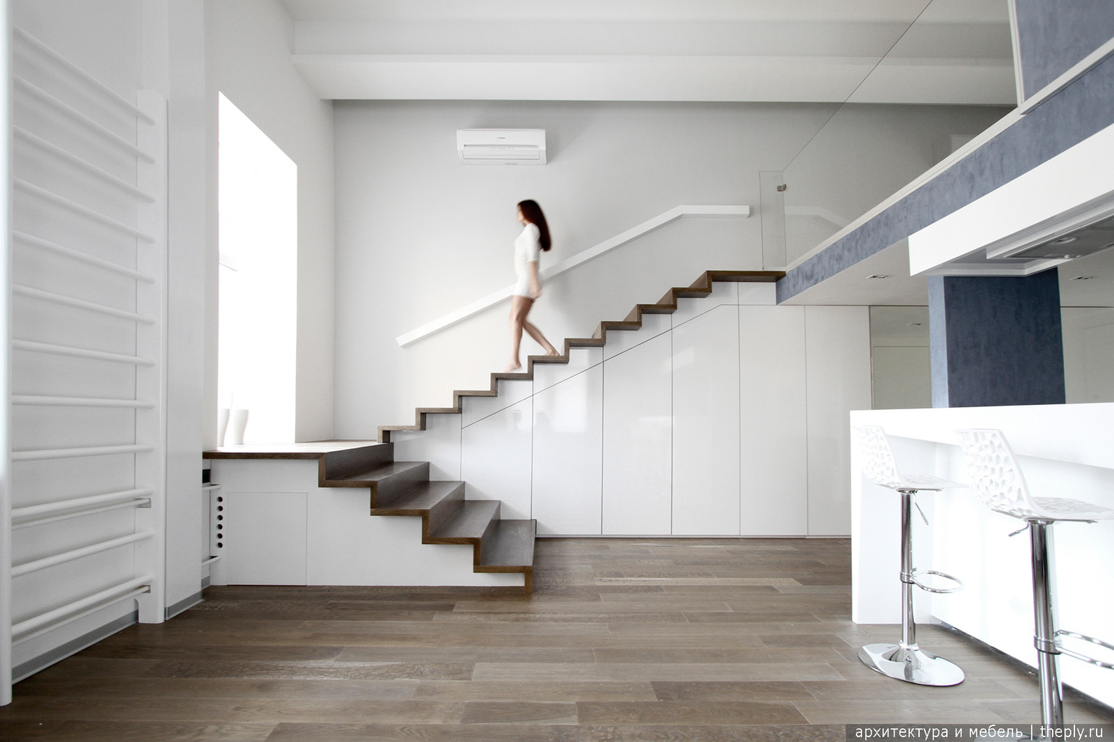 Houzz тур: Квартира с антресолью и лестницей-шкафом