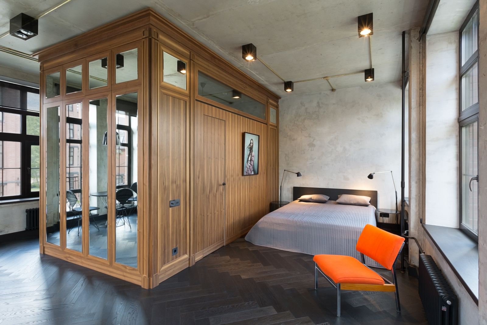 Houzz тур: Лофт с окнами в пол и французскими балконами