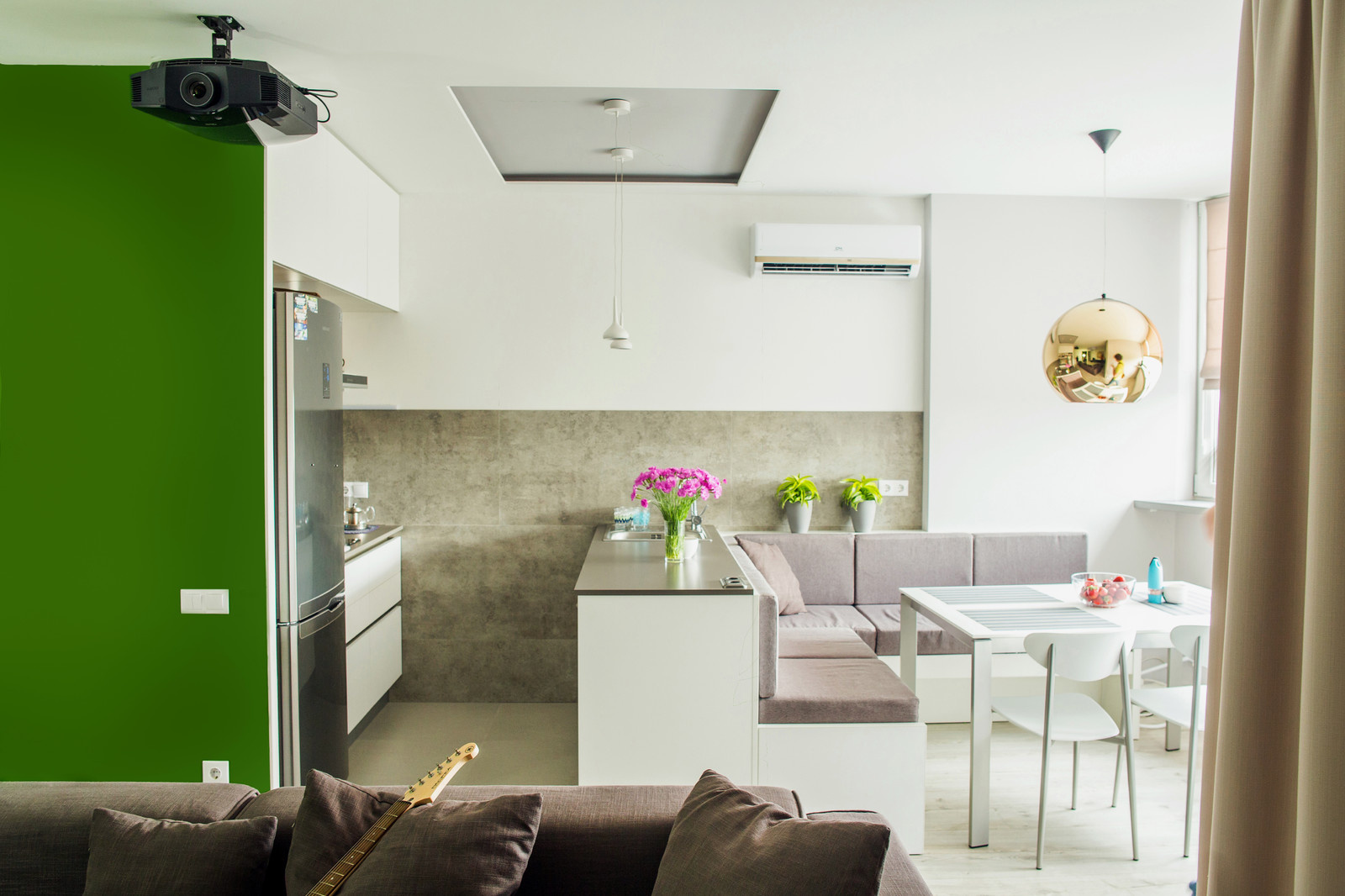 Houzz Украина: Квартира с застекленной спальней и граффити в ванной