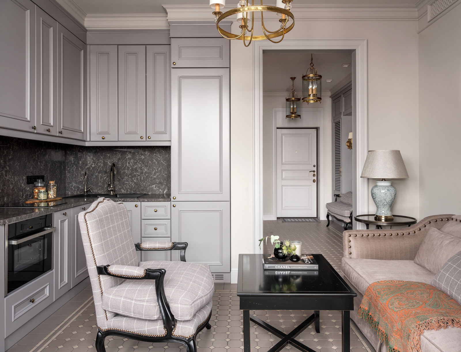 Проект недели: Кухня в классическом стиле с антикварной столовой