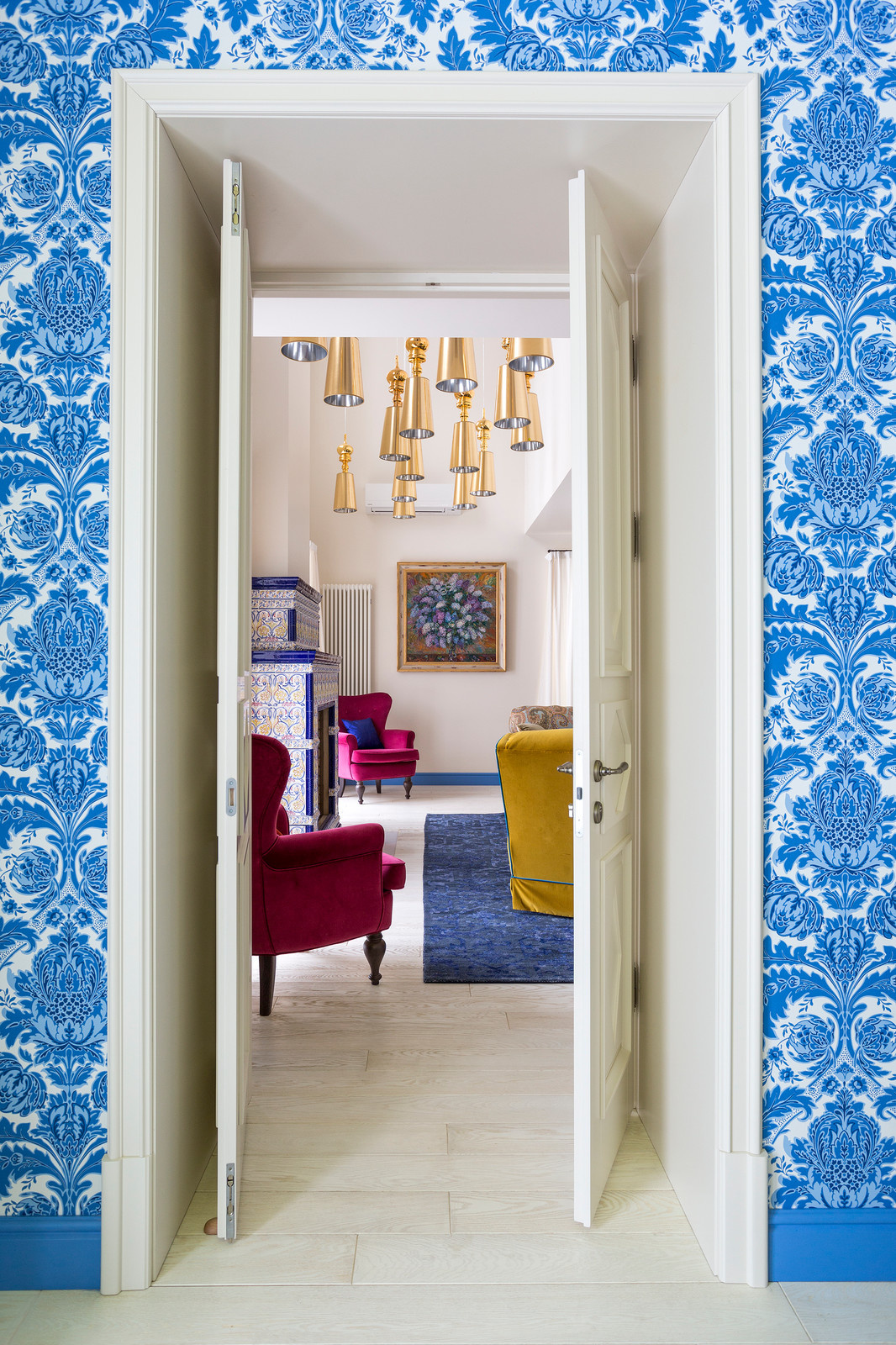 Houzz тур: Камин с изразцами и русские мотивы в доме для трех поколений