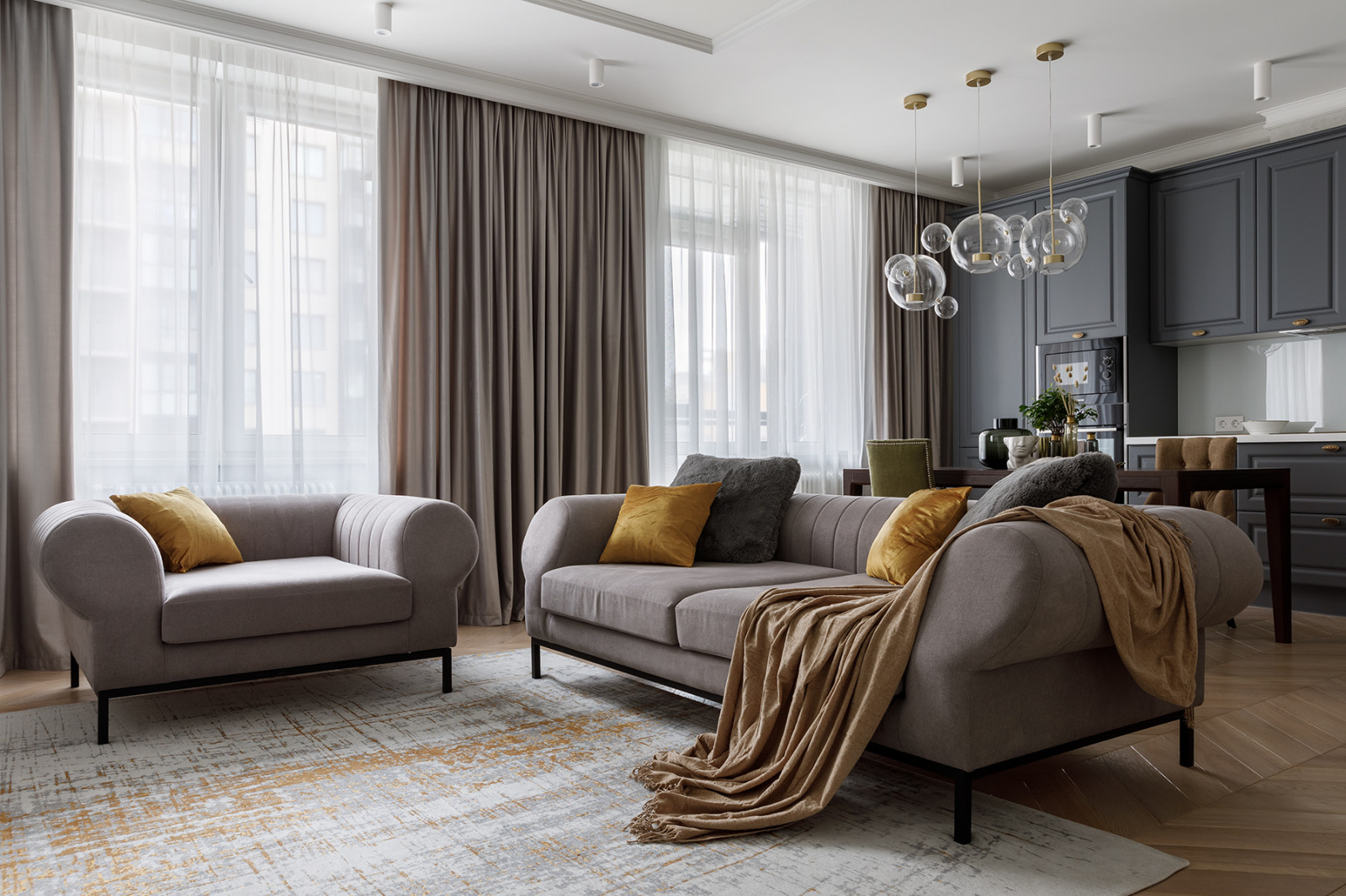 Кухня-гостиная недели: С хрустальной люстрой на 300 подвесок