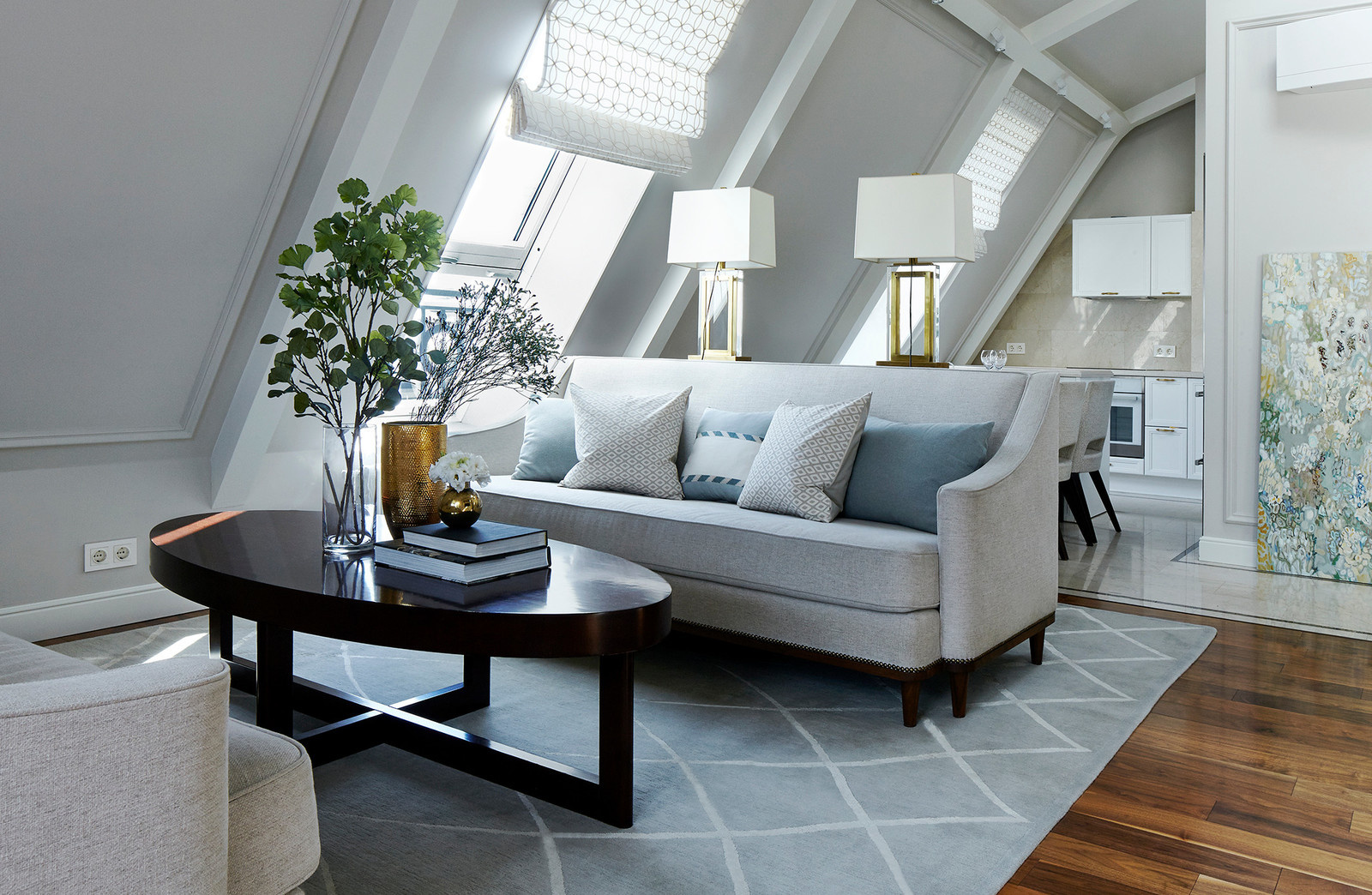 Houzz тур: Двухэтажная квартира с мансардой и спрятанной кухней