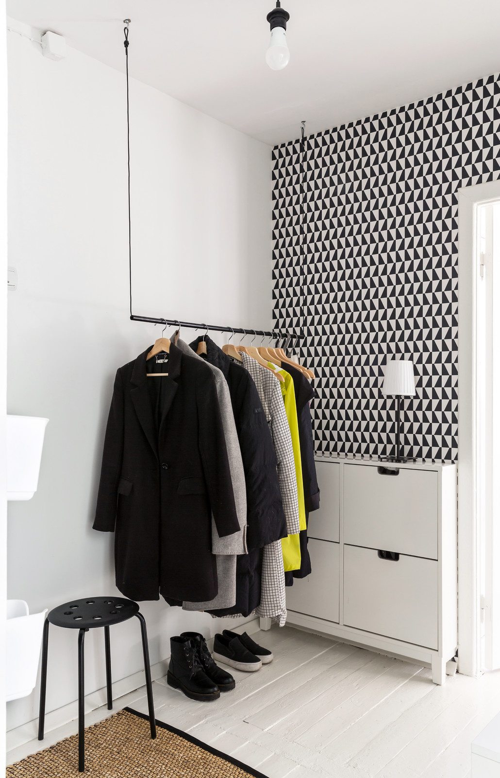 Дизайн-дебаты: Как хранить одежду в прихожей в «мокрые» сезоны