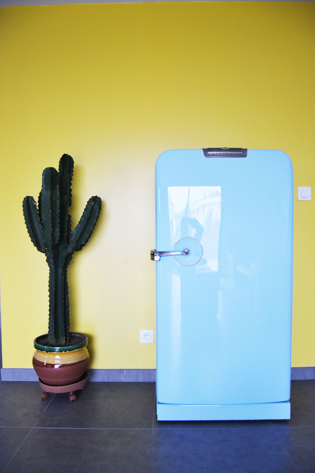 Вопрос: Куда поставить холодильник на кухне