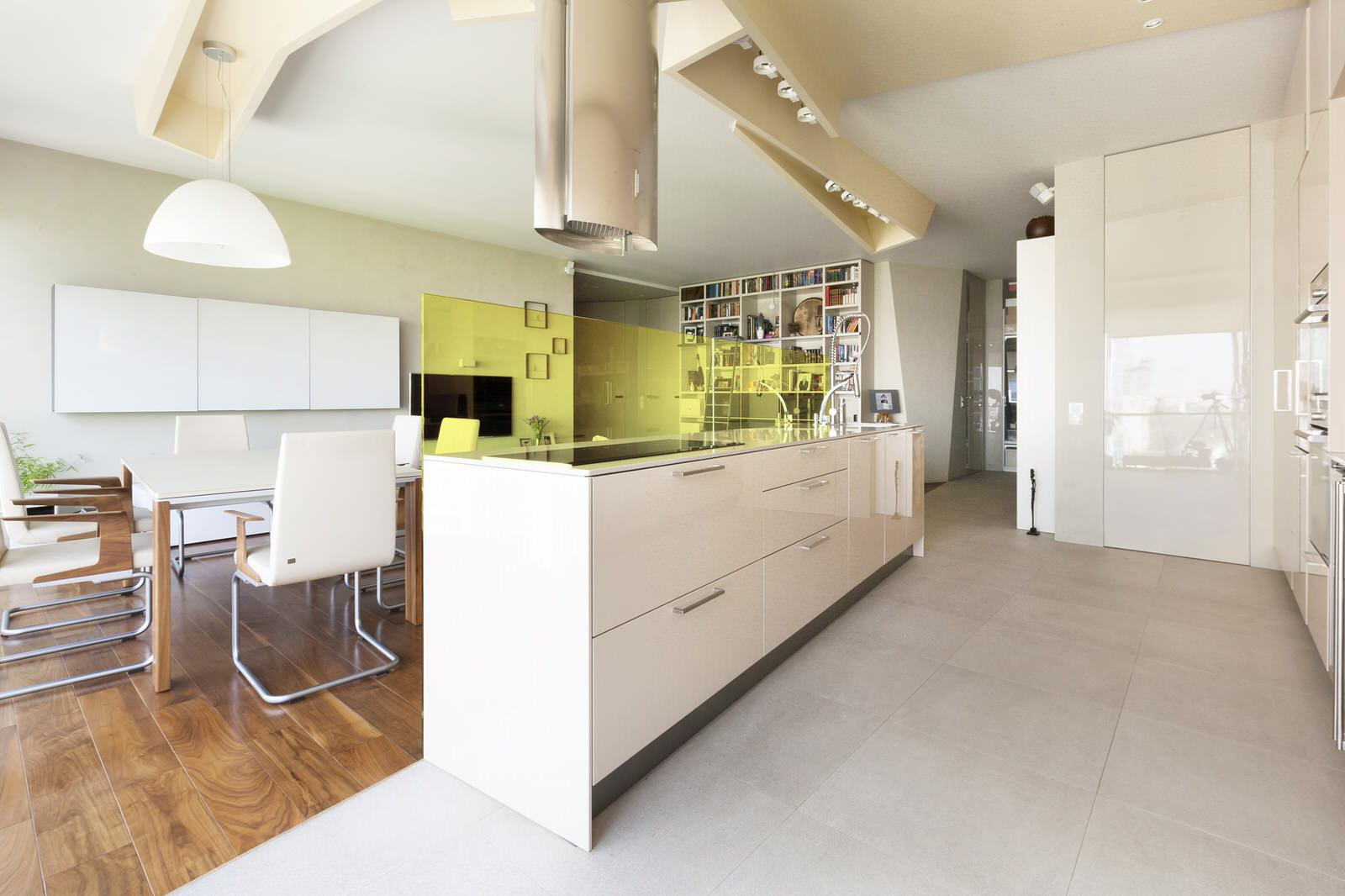 Обложка статьи: Houzz тур: Лаконичный интерьер с галькой и дизайнерской мебелью