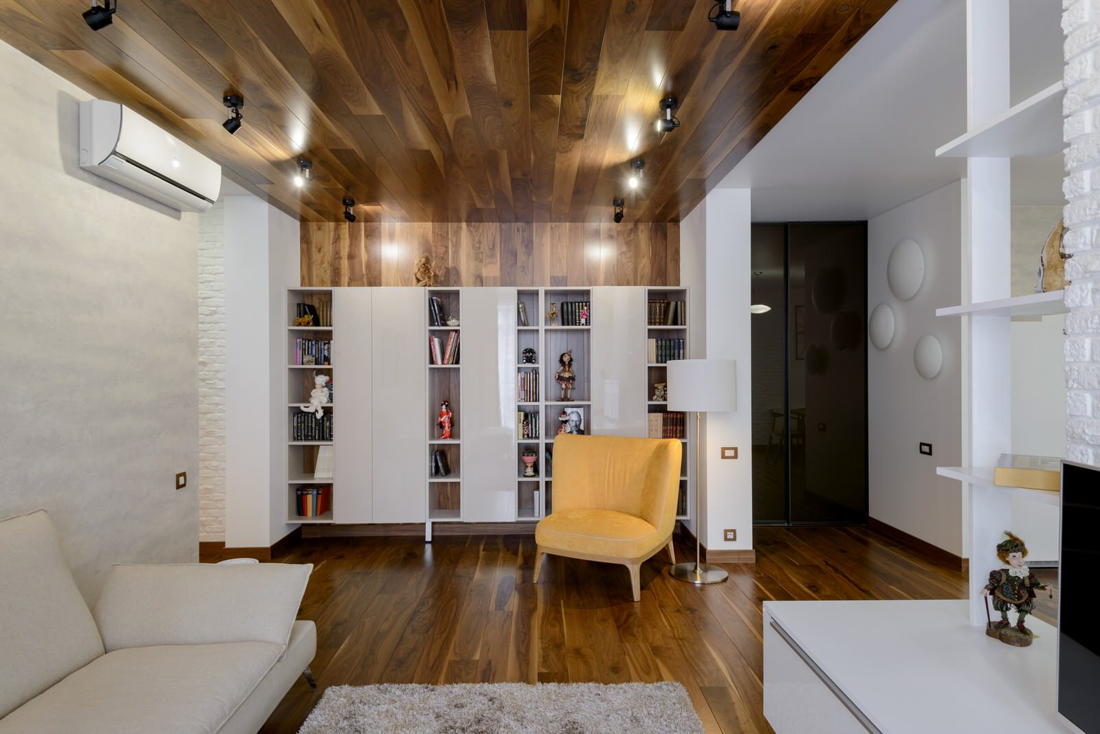Houzz тур: Оттенки белого на фоне дерева в Новосибирске