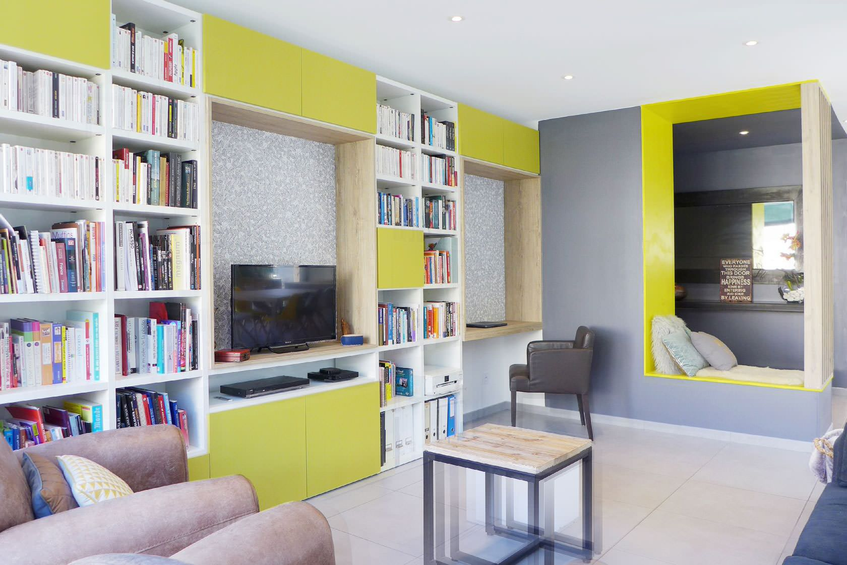 Объясняем: Почему дизайнер сделал это... сиденье на проходе