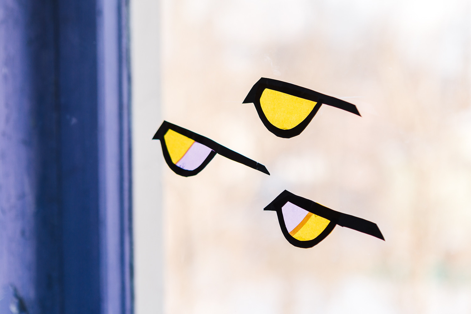 Своими руками: Новогодние силуэты из бумаги на окне