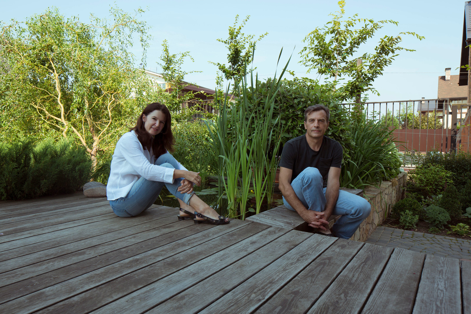 В гостях: Участок с фамильными дубами и баней в срубе