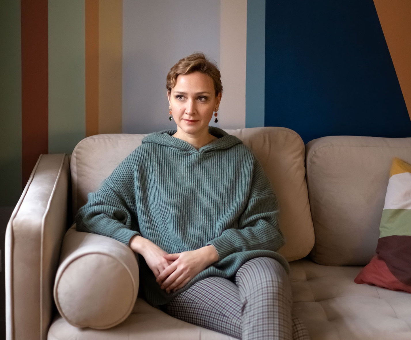 В гостях: Сталинка с разноцветной стеной и умными шкафами