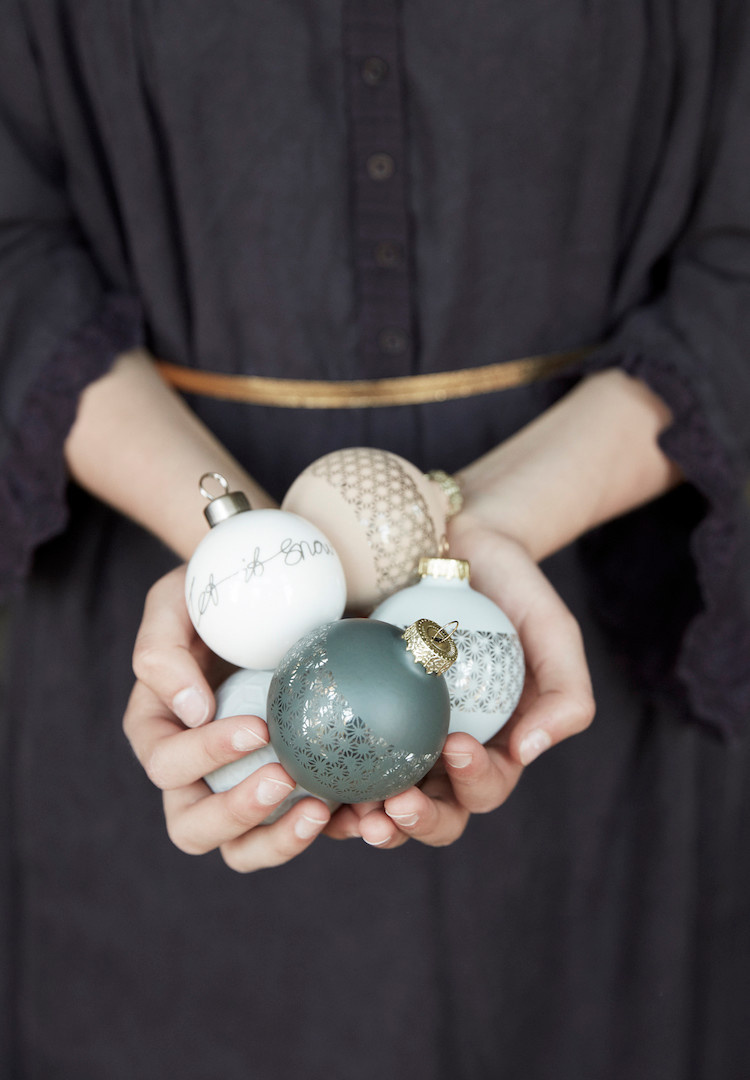 Вопрос: В каких цветах нарядить новогоднюю елку