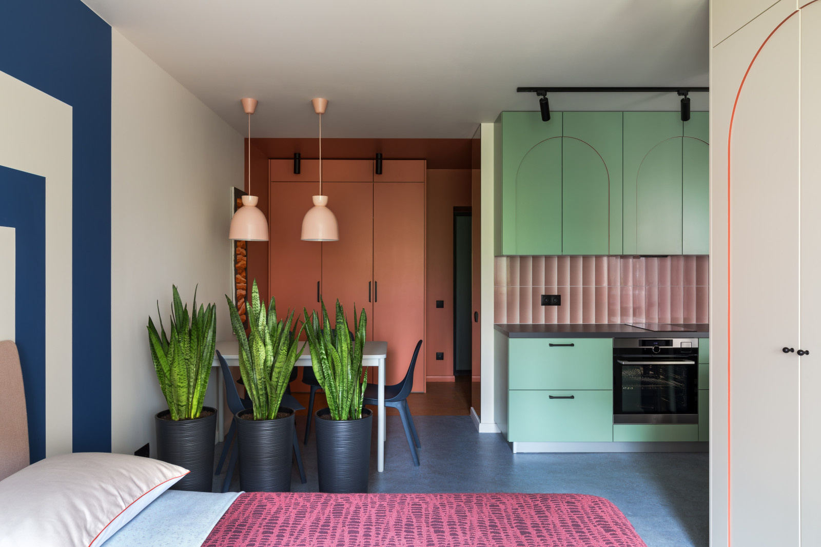 Houzz Беларусь: Колор-блокинг в минской квартире-студии