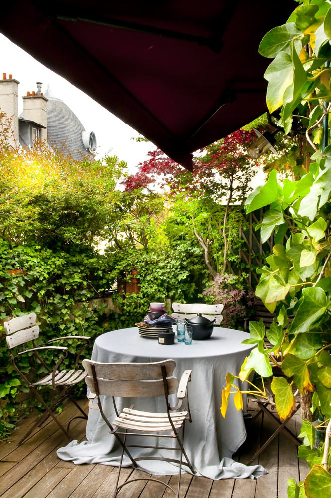 Houzz Франция: Квартира с индустриальной кухней и зеленой террасой
