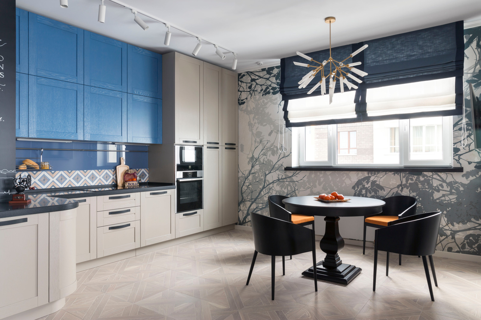 Проект недели: Кухня с голубыми фасадами и видом на парк из окна