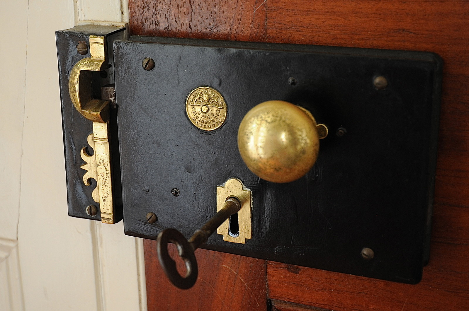 Как правильно: Как не вздрагивать от каждого шороха, если вы один дома