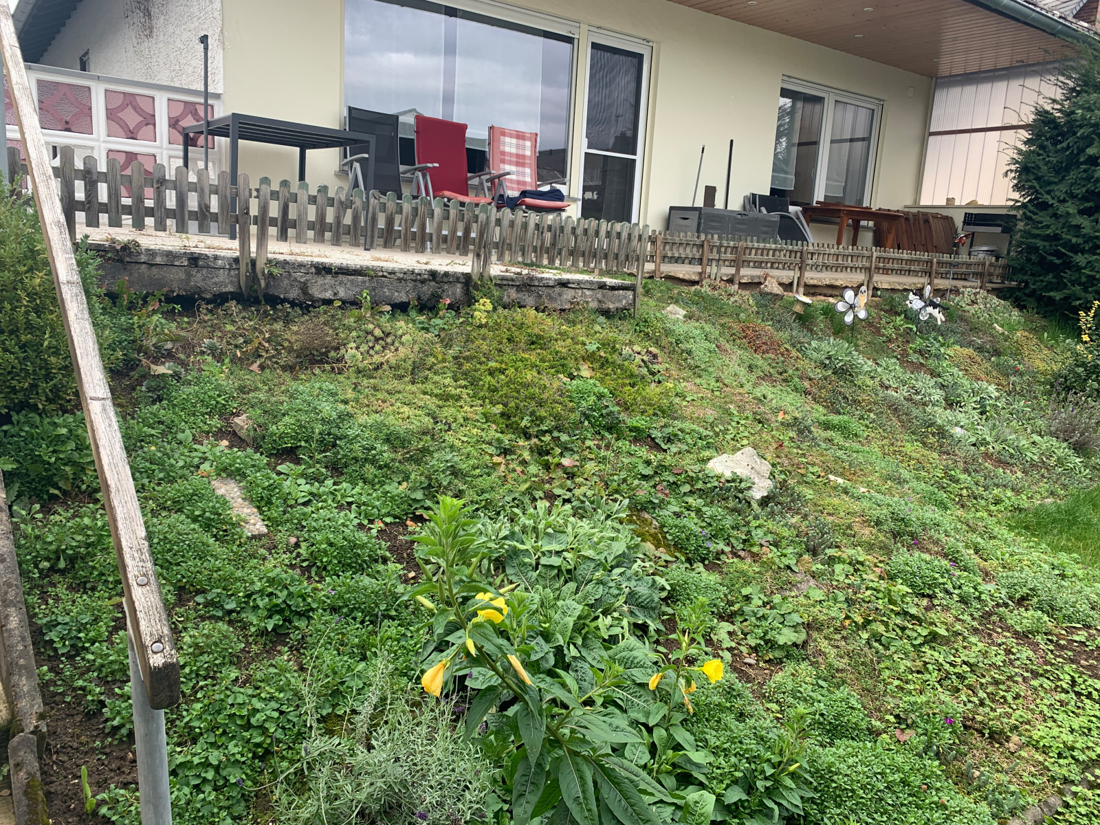 До и после: Реновация склона и террасы перед домом