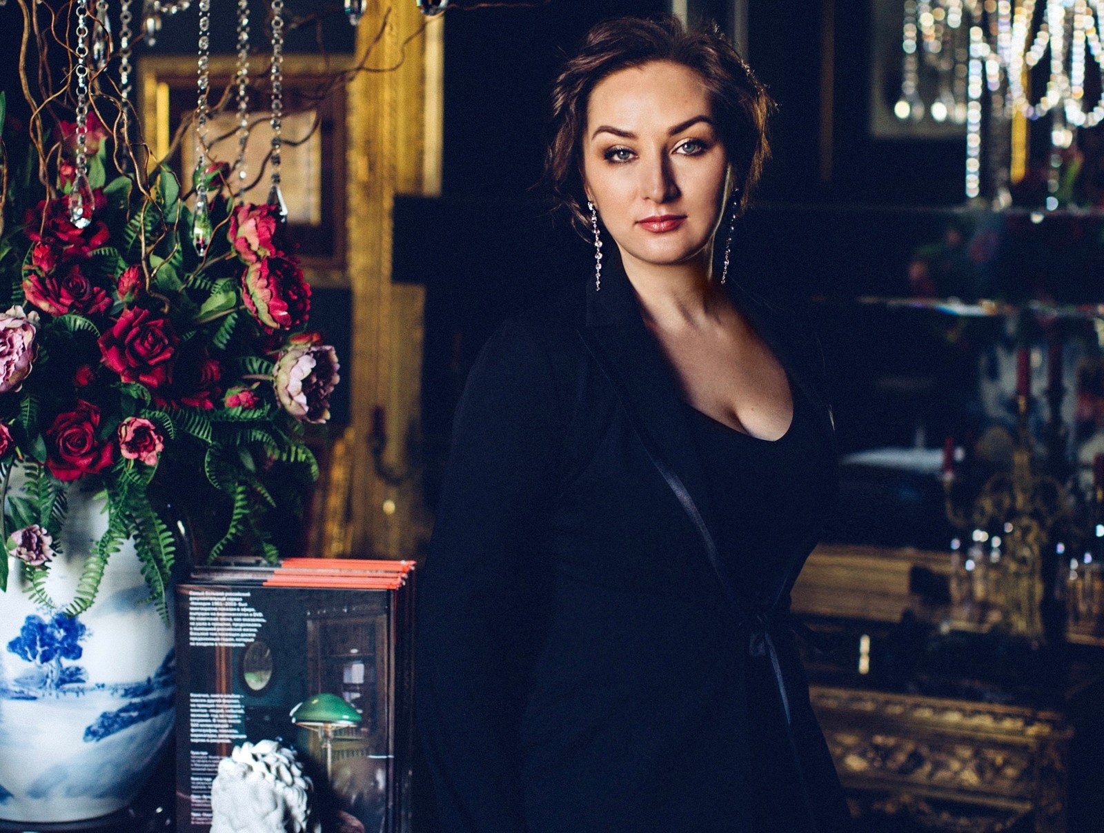 В гостях: Квартира с тёмными стенами в старом Петербурге