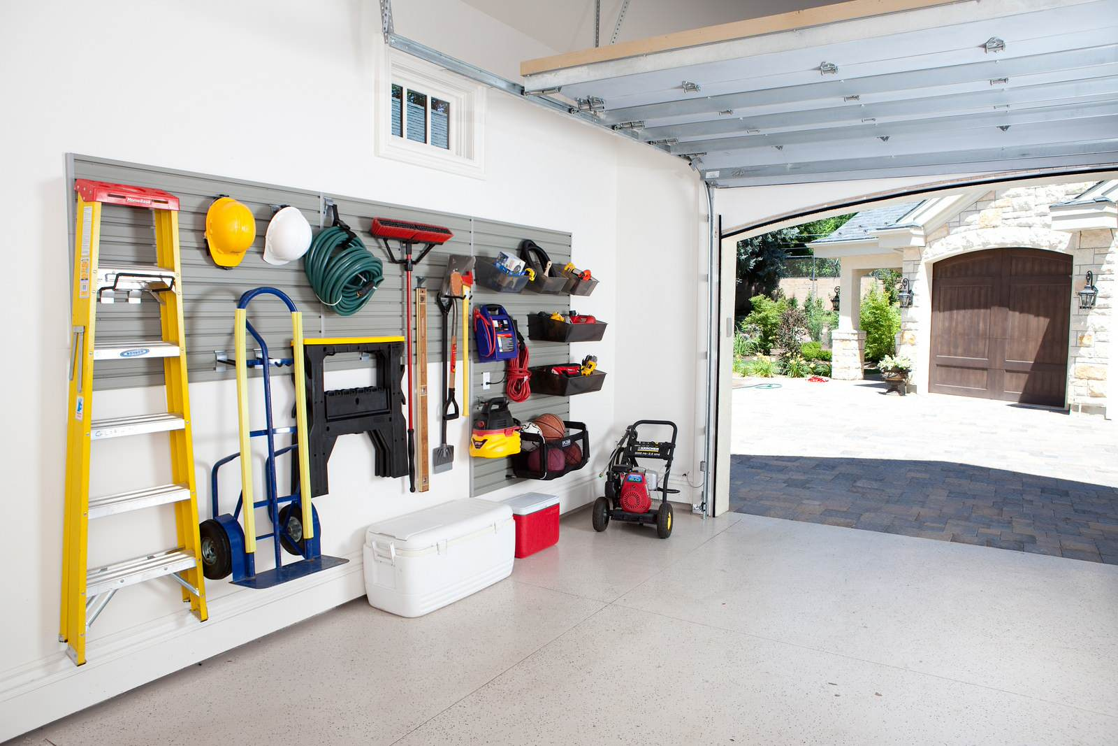 Место стоянки: 10 признаков современного функционального гаража