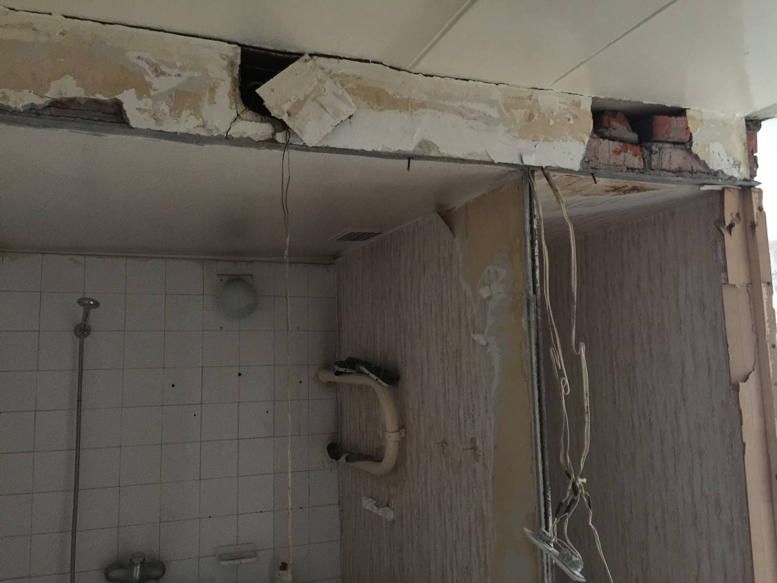 Сантехкабина: Что делать, снести или оставить?