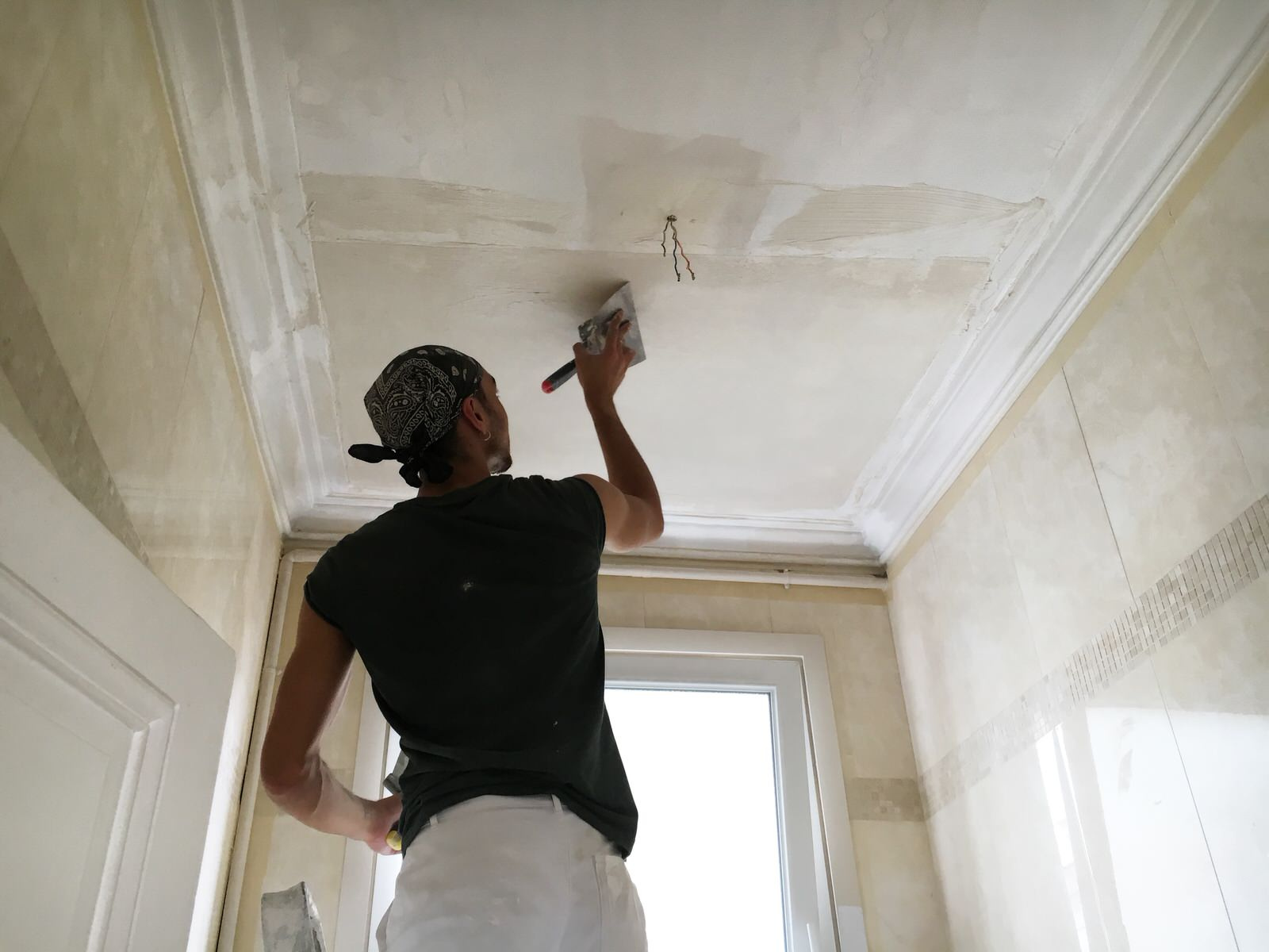 Как правильно: Выровнять потолок в квартире старого фонда