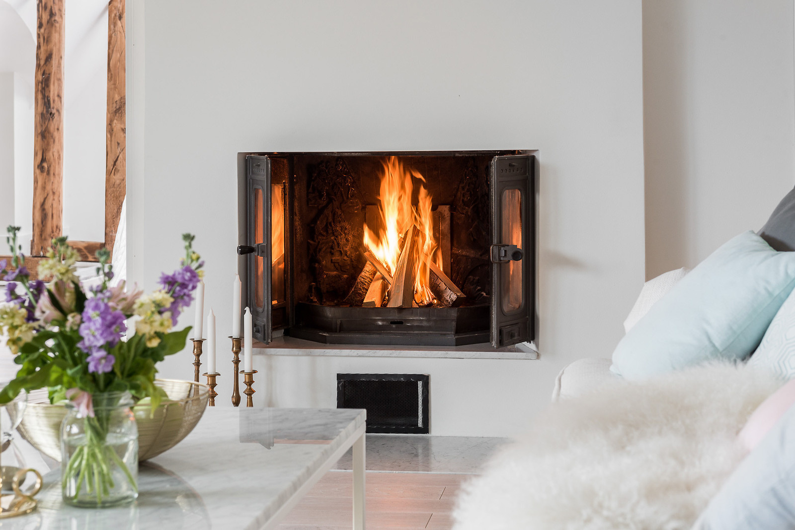 Дизайн-дебаты: Можно ли вешать телевизор над камином?