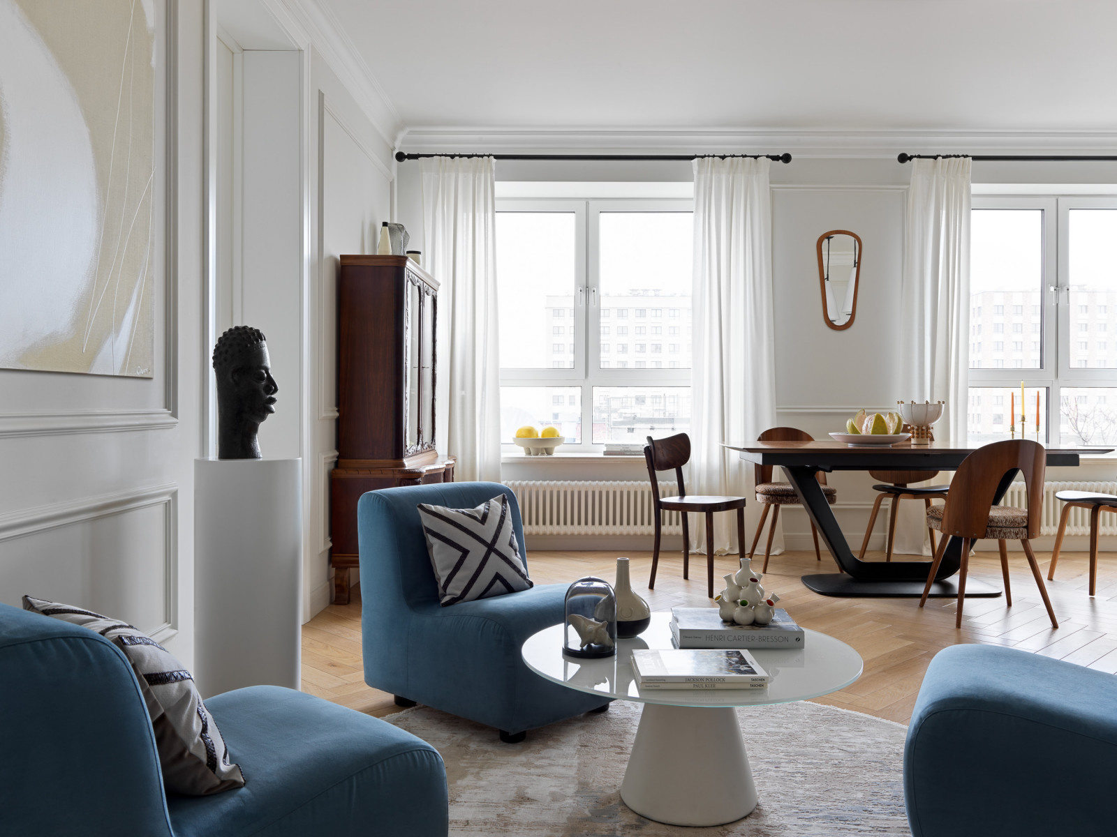 Houzz тур: Антиквариат и семейные реликвии в современной квартире