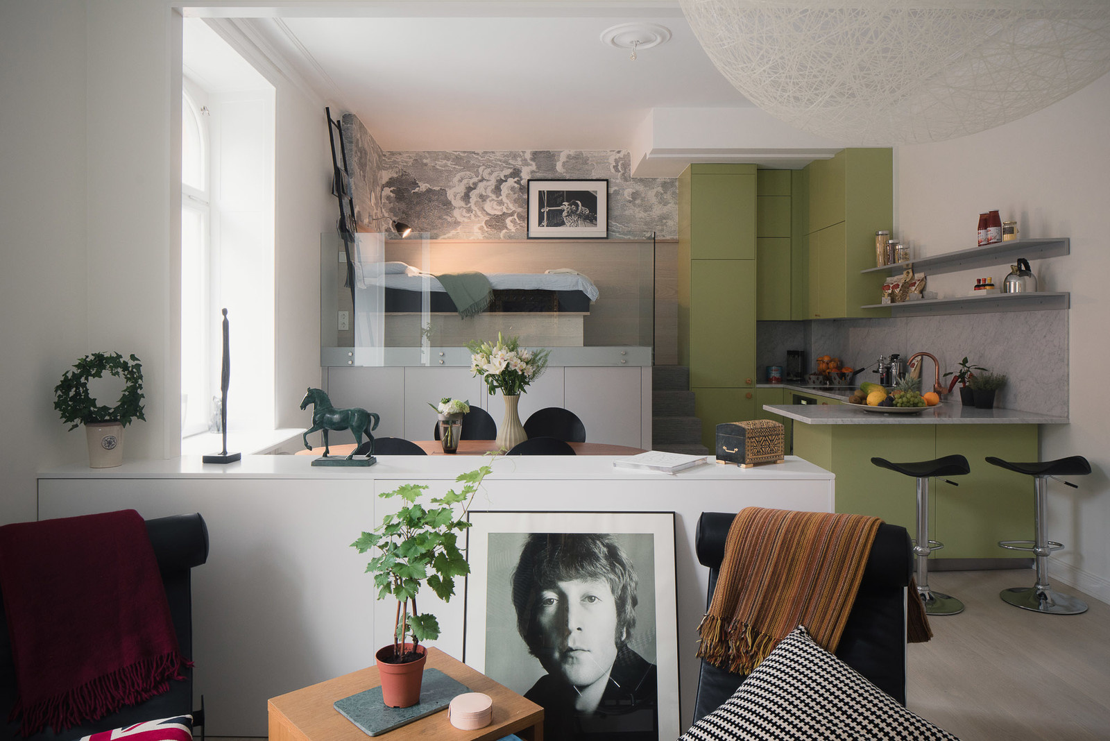 Houzz Швеция: Офис в Стокгольме, который превратился в мини-квартиру