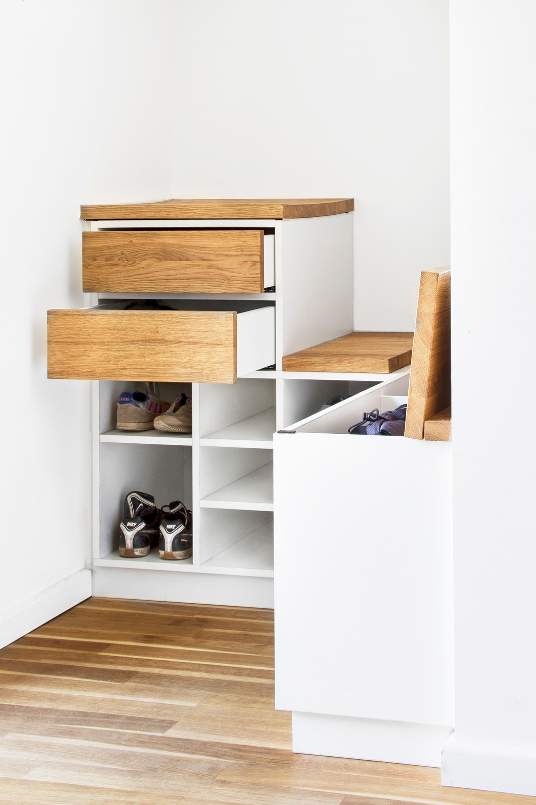 Проект недели: Гардероб для семьи на 1,2 квадратных метра