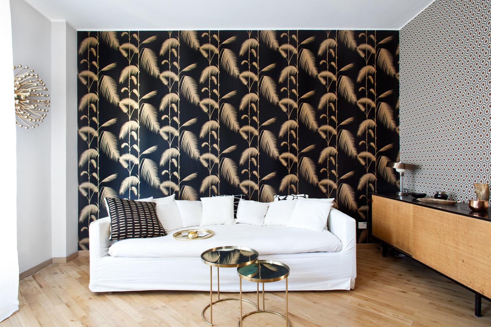 Обложка статьи: Как правильно: Сочетать два вида обоев в гостиной