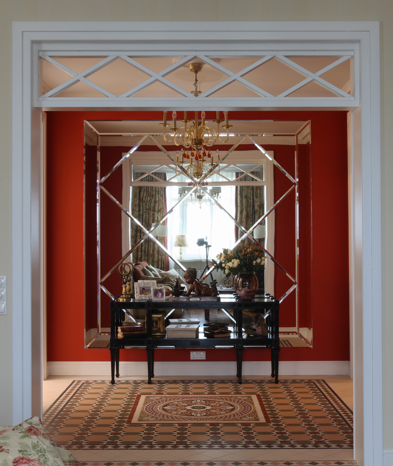 Houzz тур: Квартира с алым холлом и английской классикой