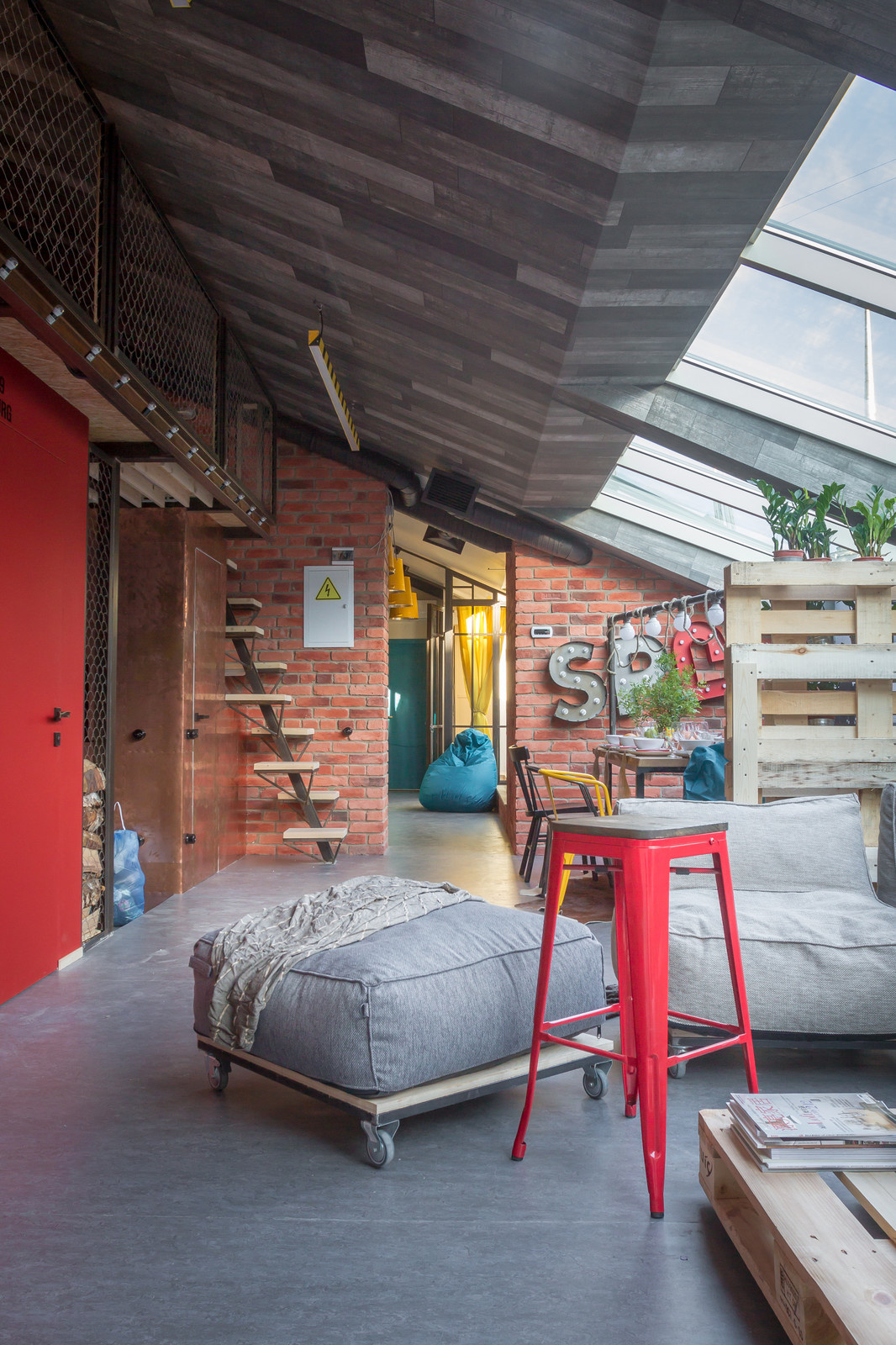 Houzz тур: Лофт на мансардном этаже с видом на крыши Питера