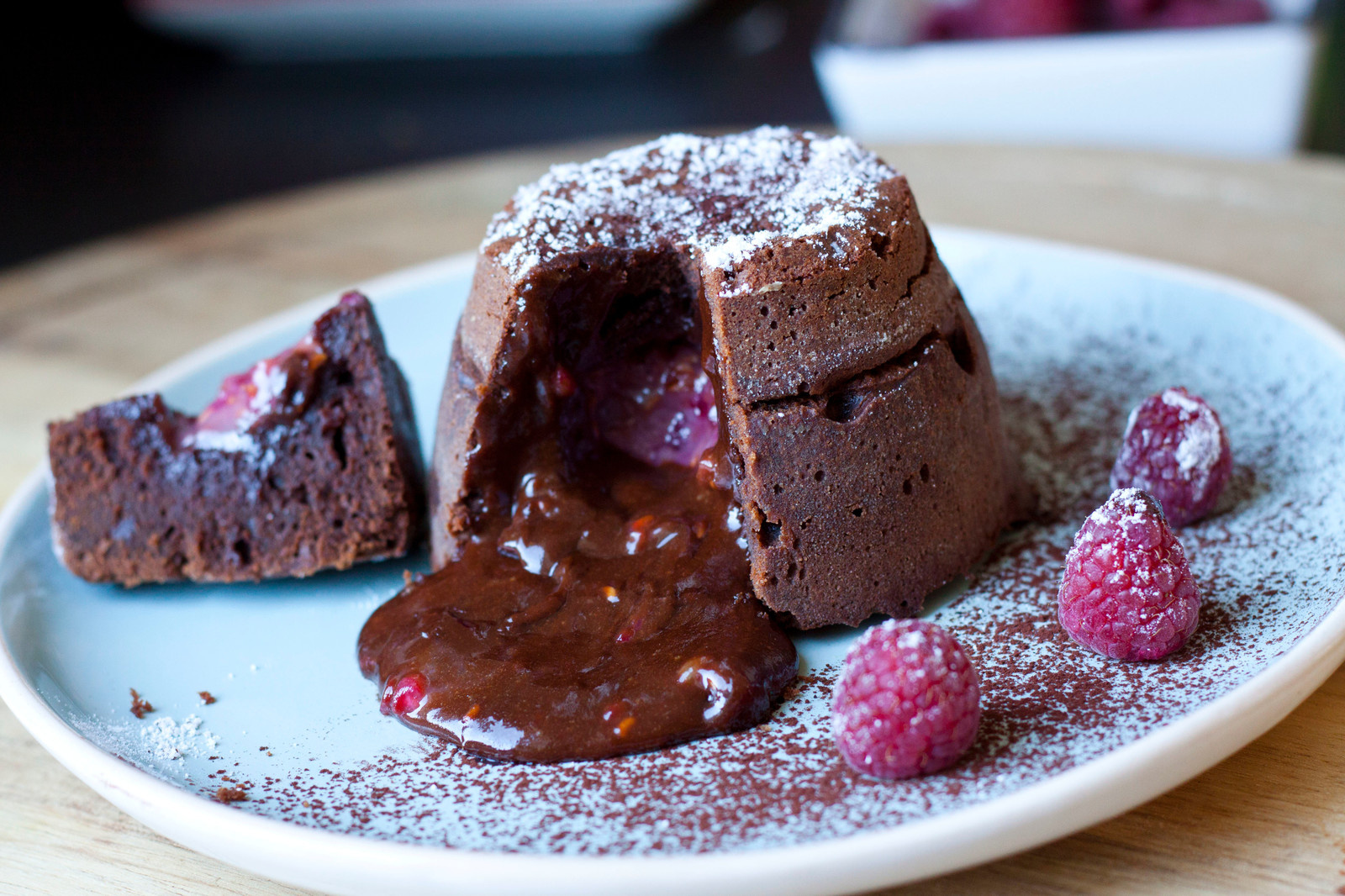 Рецепты: Фондан с двумя видами шоколада и малиной