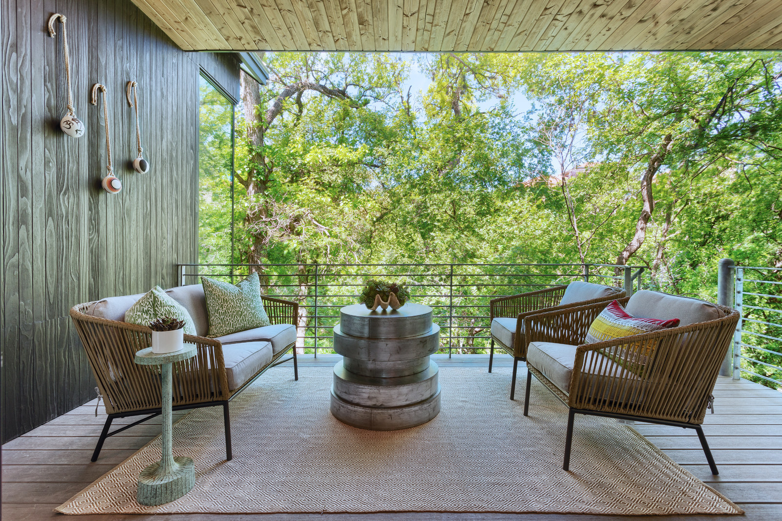 Вопрос: Почему интерьер кажется перегруженным