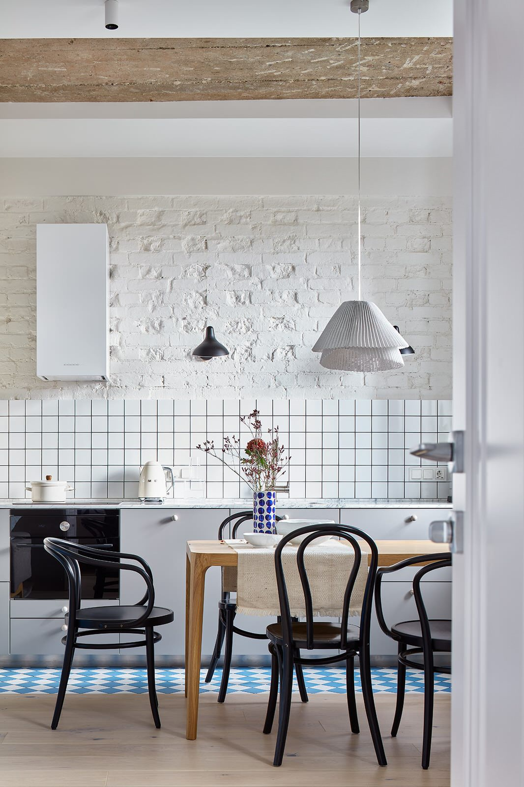 Обложка статьи: Барометр: 26 новых кухонь из проектов этого лета