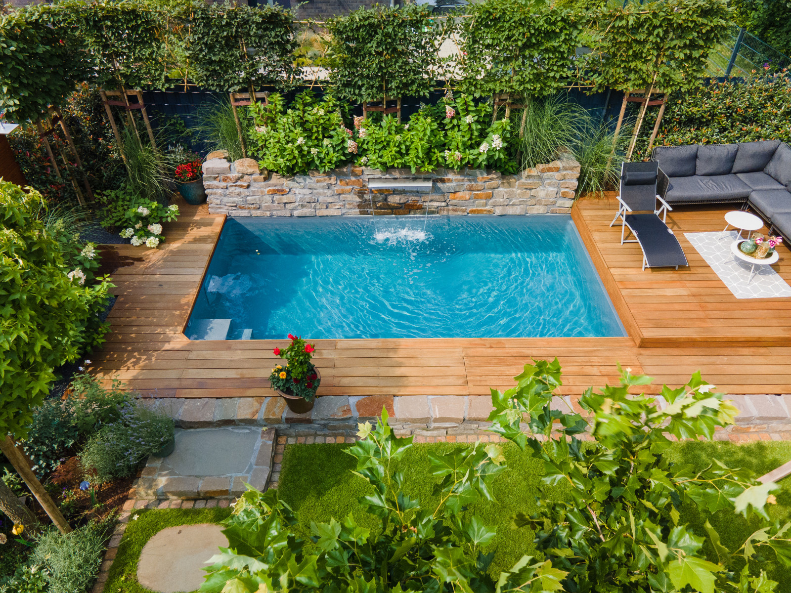 До и после: Бассейн в крошечном саду (1.7 сотки)