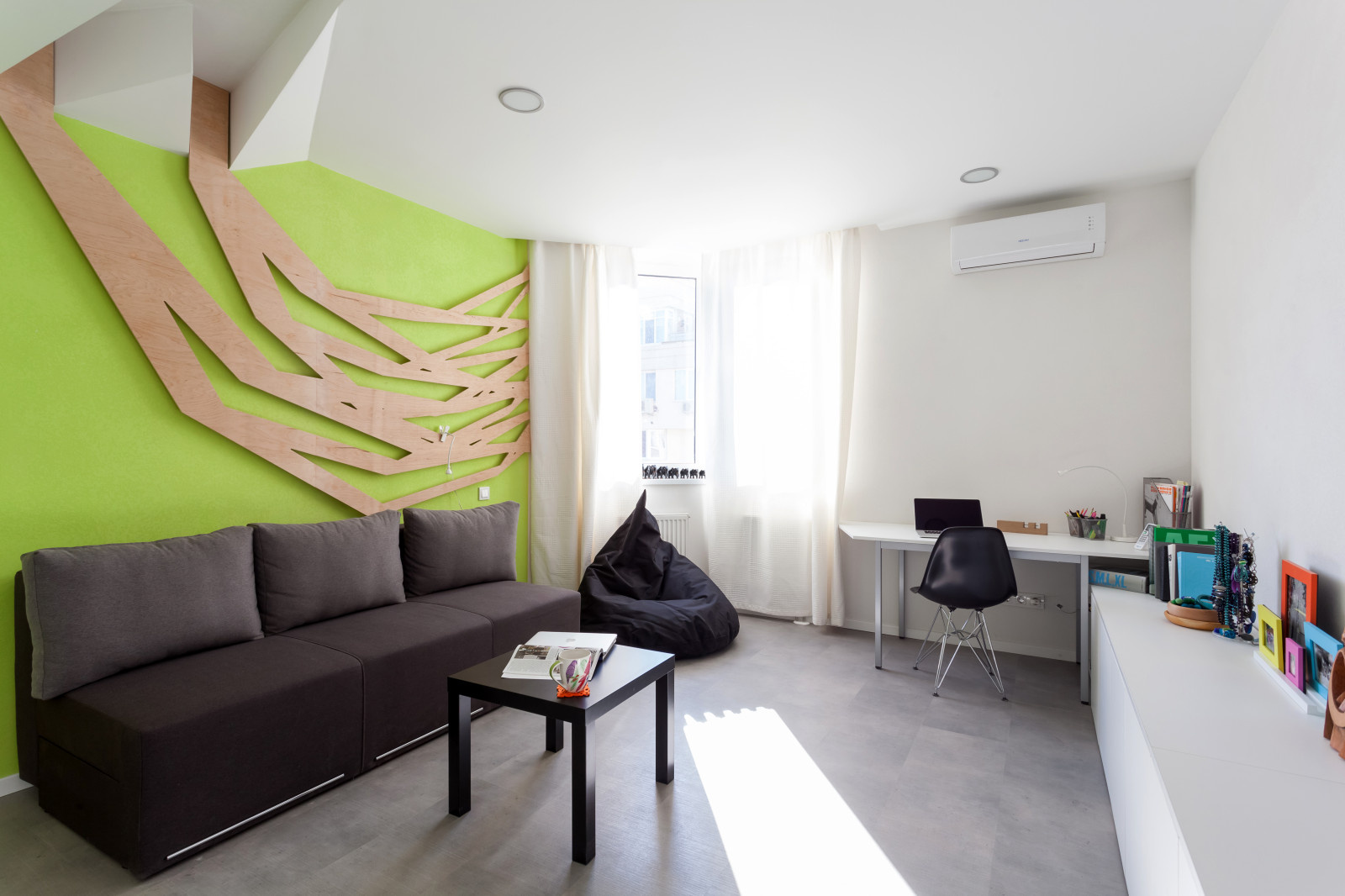 Houzz Украина: Цифровые деревья на стенах в однушке