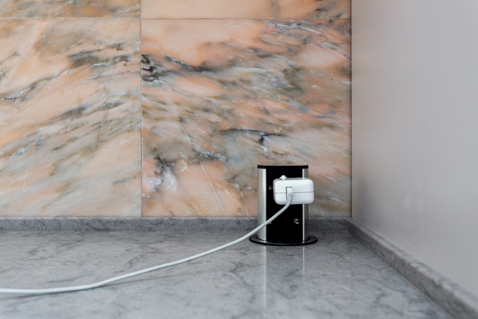 Обложка статьи: Как правильно: Делать стык столешницы и фартука