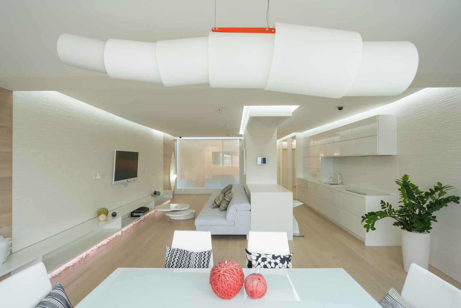 Houzz тур: Белая квартира с камином и сухим стеклянным аквариумом